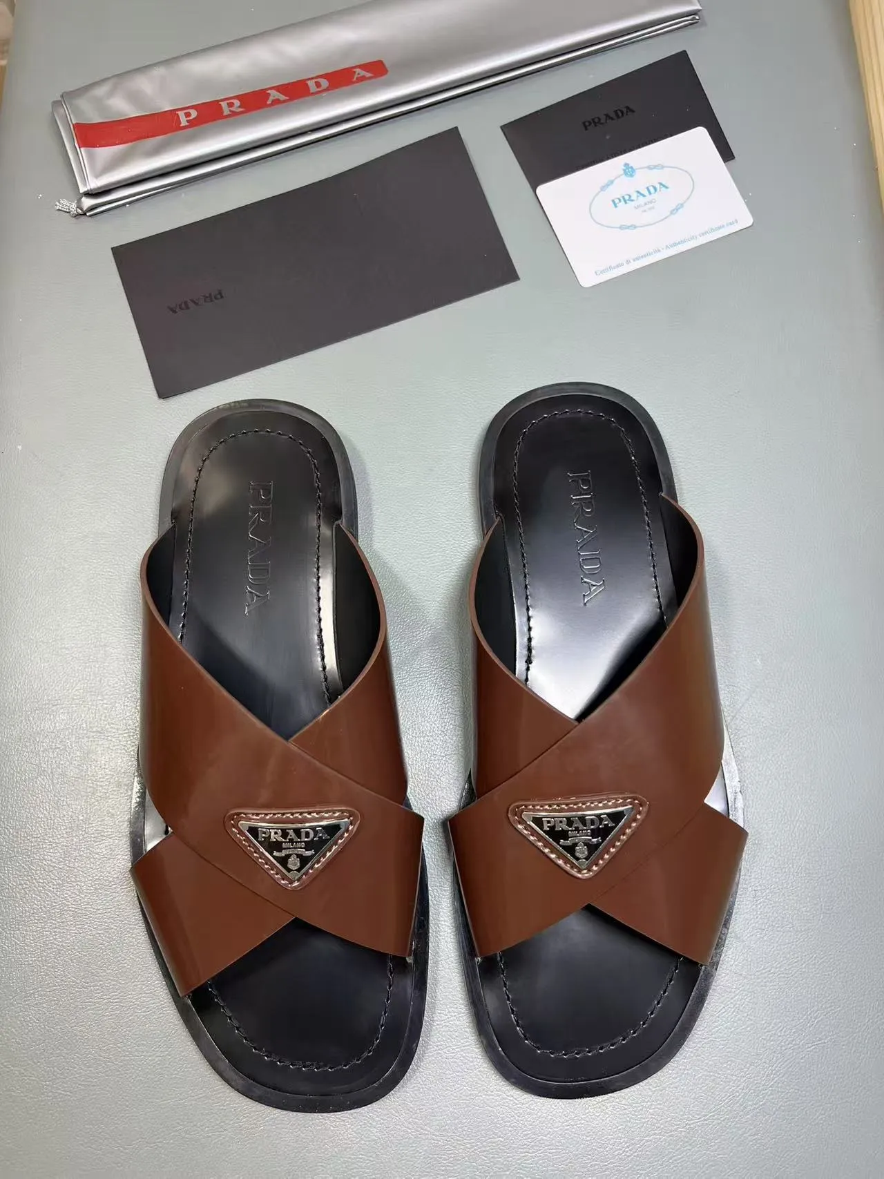 340💰PRADA Prada’s latest slippers are synchronized with the official website. This slipper is made of the brand’s unique and iconic Saffiano leather. The brand logo jumps out from the double straps, and the brand style is clearly visible. Cowhide gives men elegant charm and functional design, making it an ideal choice for vacation and leisure. Size:38-45